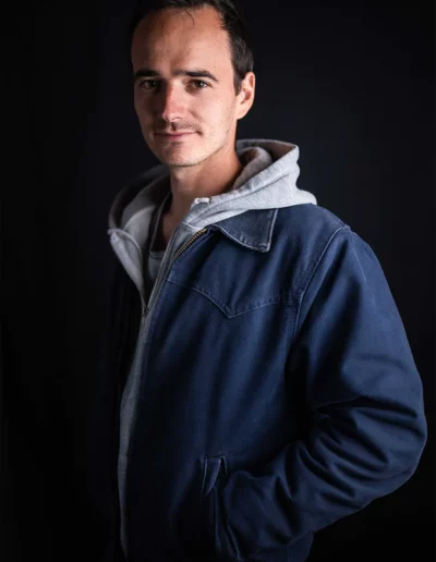 portrait d'un homme avec les mains dans les poches de sa veste, réalisé par un photographe à Annecy