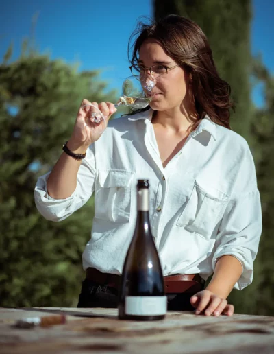 portrait de femme qui boit un verre de vin, réalisé par un photographe à Annecy