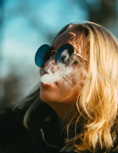 portrait de femme qui crache de la fumée, réalisé par un photographe à Annecy