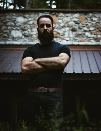 portrait d'un homme, les bras croisés, réalisé par un photographe à Annecy