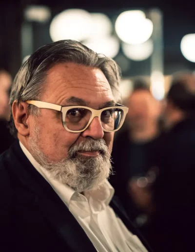 portrait d'un homme qui porte des lunettes et regarde l'objectif, réalisé par un photographe à Annecy