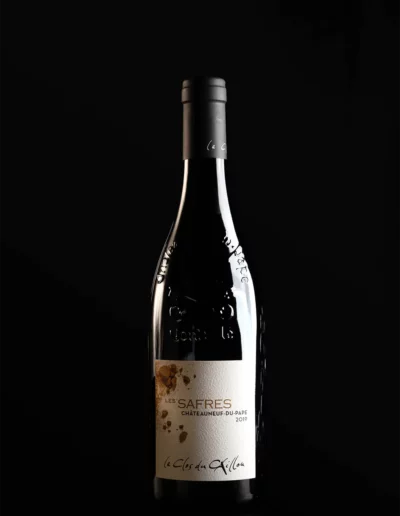 Mise en scène d'une bouteille de vin sur fond noir, réalisée par un photographe à Annecy
