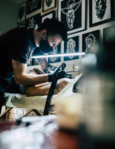 reportage photographique d'un tatoueur concentré sur son travail, réalisé par un photographe à Annecy