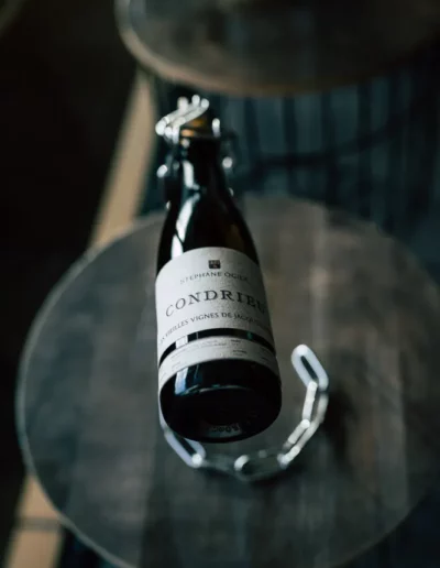 reportage photographique d'une bouteille de vin Condrieu, réalisé par un photographe à Annecy