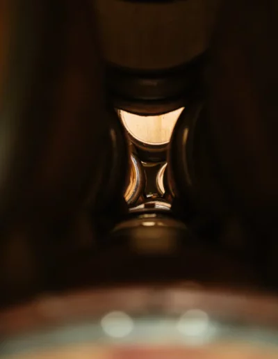 reportage photographique d'une perspective dans les tonyus de vin empilés, réalisé par un photographe à Annecy