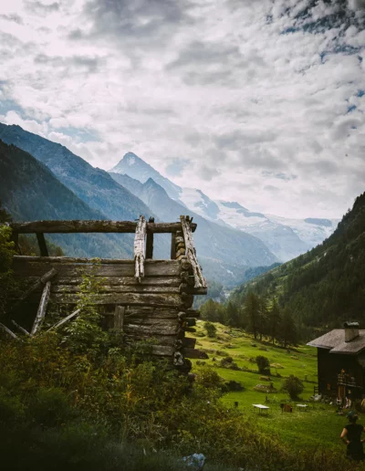 paysage de montagne en Suisse avec une vielle maison en ruine en premier plan et un sommet en second plan
