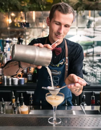 photo de barman mixologue à Annecy